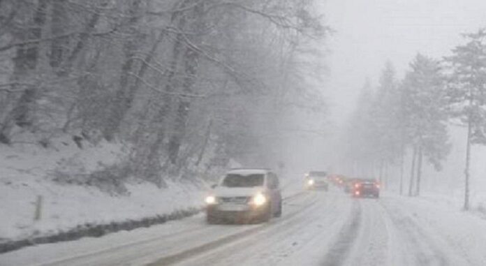 Circulație în condiții de iarnă pe mai multe drumuri, inclusiv în Prahova. Recomandările Centrului Infotrafic