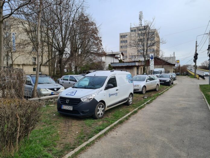Mașini parcate pe trotuar și spații verzi sau lăsate în mijlocul drumului în Ploiești. ”Ce fac autoritățile, dorm?” FOTO