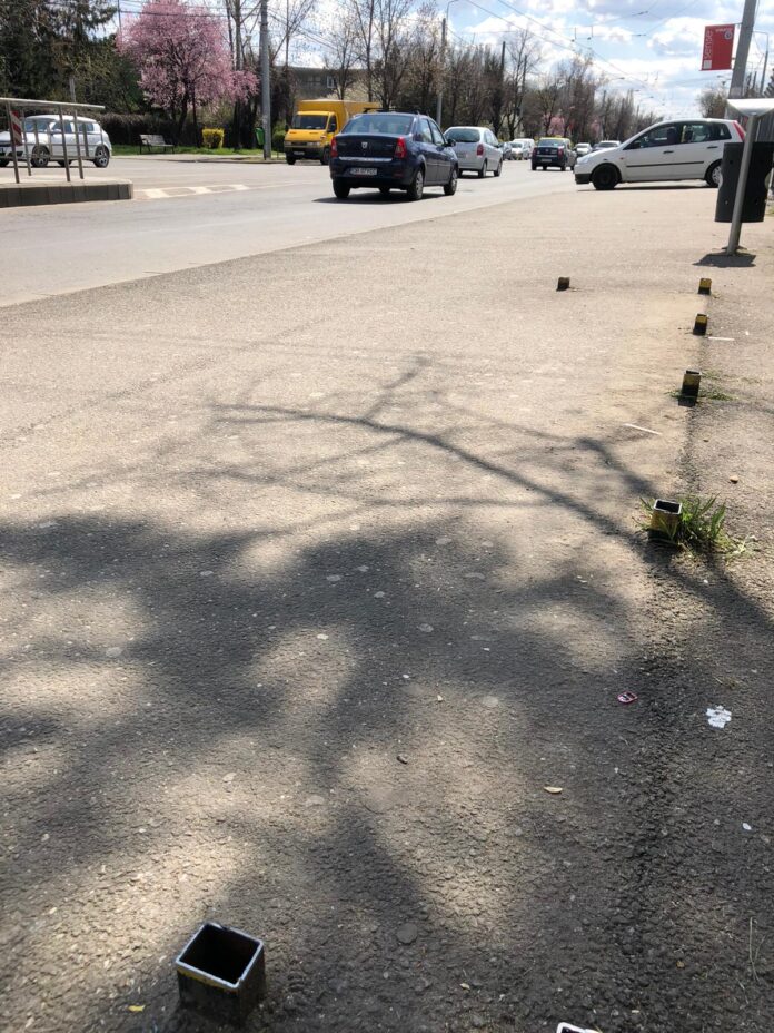 Pericol pe trotuar. Ce a rămas în urma muncitorilor care au dezafectat o stație TCE Ploiești în zona Ofelia – FOTO