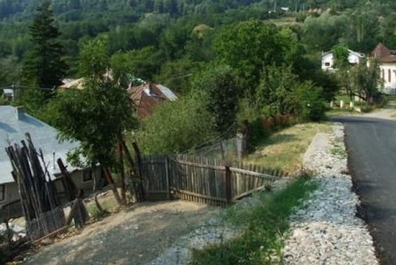 Satul Buștenari riscă să rămână izolat. Autoritățile locale au cerut bani pentru consolidarea drumurilor