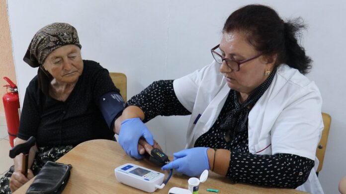 Campania „Sănătate pentru sate” a ajuns la Dârvari, comuna Valea Călugărească. 70 de vârstnici au beneficiat de investigații medicale gratuite (FOTO)