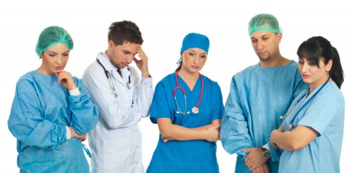Unde dispar trei sferturi dintre medicii rezidenți? Colegiul Medicilor avertizează că din 4000 de rezidenți doar 1000 mai iau dreptul de liberă practică în țară