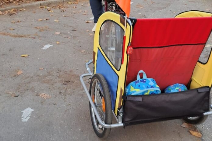 Imaginea zilei: Copii duși la grădiniță în Ploiești cu bicicleta cu remorcă