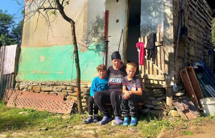 Doi copii care trăiau alături de mamă într-un grajd din Slănic reîncep să zâmbească și să spere. Casa solidarității e a lor