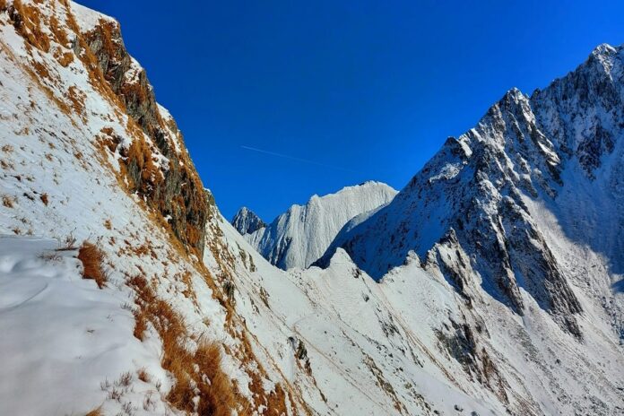 Risc însemnat de avalanșe în Bucegi. Ninsori și viscol în zona de munte