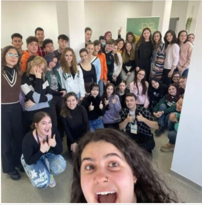 Voluntarii Asociației „Un Strop de Fericire” din Ploiești ajută copiii din diferite centre să facă lecții și teme