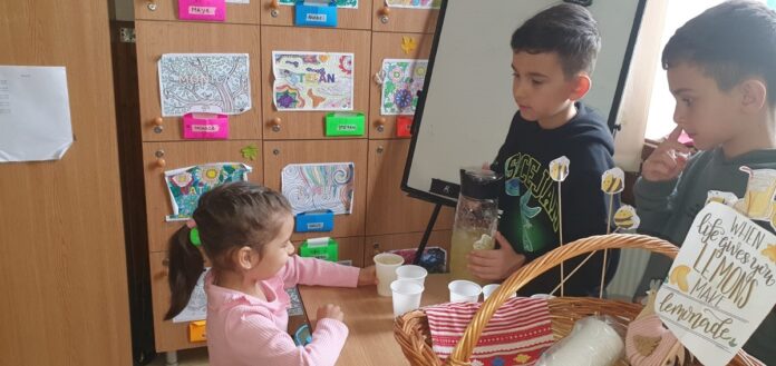 Copiii din Balta Doamnei, târg caritabil de Paște. Banii strânși vor ajunge la Theoris și Darius, micuții ploieșteni bolnavi de leucemie