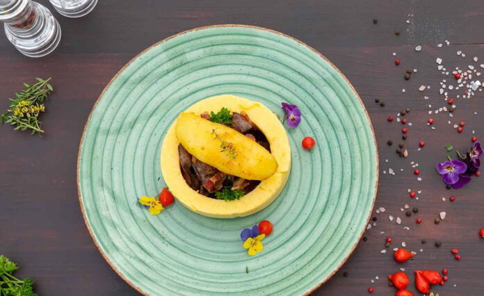 Vlog Culinaria cu chef Dan Neagu – Cum se prepară ”Ficăței de pasăre în sos de vin, cu cartofi confiați”