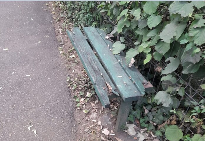 Viața la bloc în Ploiești. Dispută pentru băncile de lângă bloc