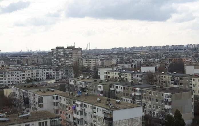 Viața la bloc în Ploiești. Vecina scutură covoarele pline de praf și fire de păr pe balcon