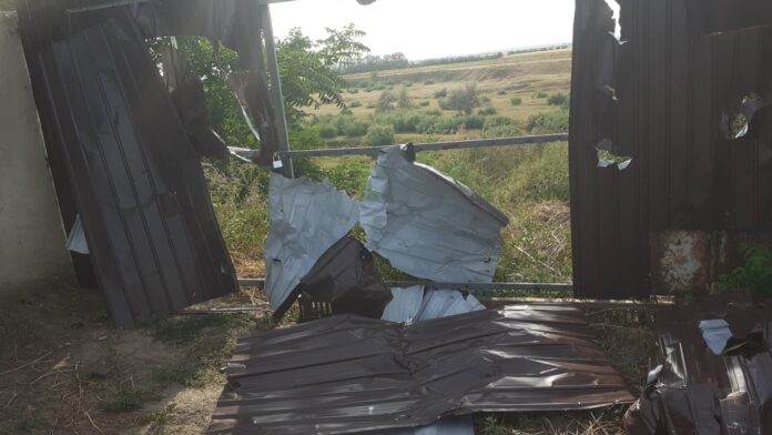 Proprietatea unui prahovean a fost vandalizată. ”Mi-au distrus gardul de două ori și camerele video” [FOTO]