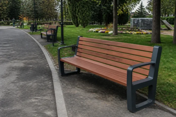 Bănci noi în Parcul „Nichita Stănescu” din Ploiești, montate de SGU