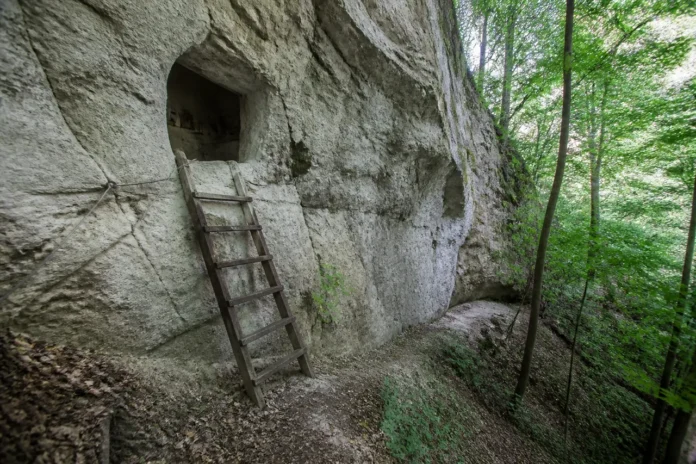 Chiliile rupestre de la Tătaru, monument medieval ascuns în stâncă