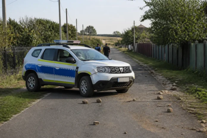 Polițist lovit cu o piatră în cap, la Bărcănești. Suspectul a fugit