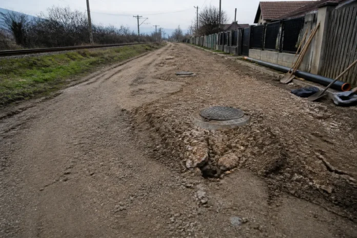 Tasare după lucrările de canalizare din Plopeni Sat. Primăria anunță asfaltarea zonei