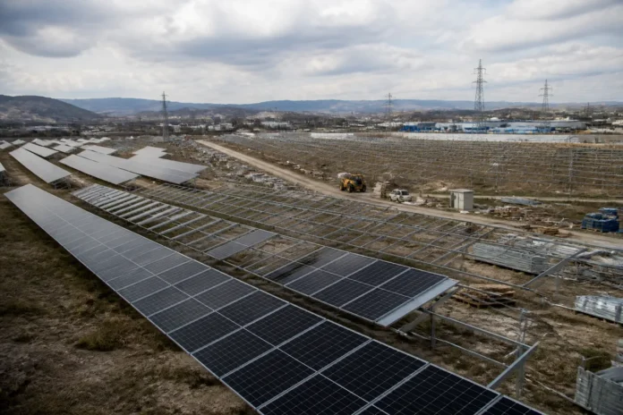Trei parcuri fotovoltaice se construiesc la Bărcănești-Tătărani cu 140,7 milioane de lei