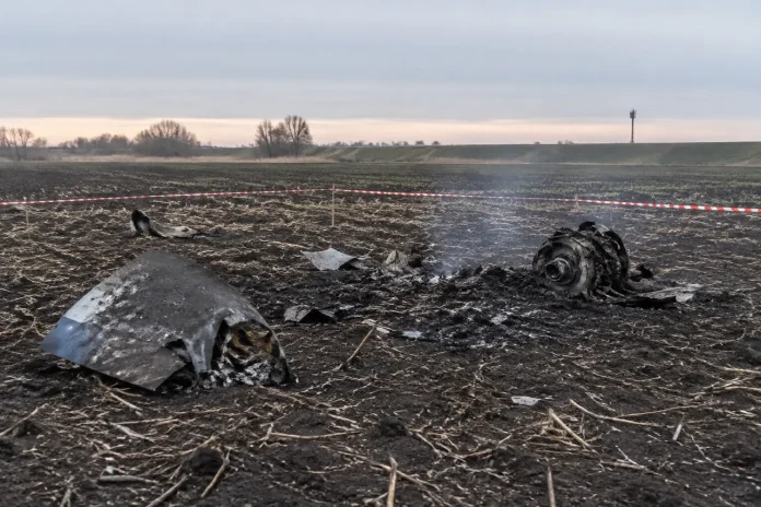 Fragmente posibil provenite de la o dronă, găsite pe un câmp din Insula Mare a Brăilei