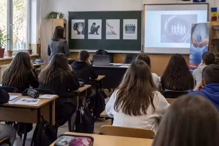 Elevii de la Școala „Rareș Vodă” din Ploiești, informați despre traficul de persoane