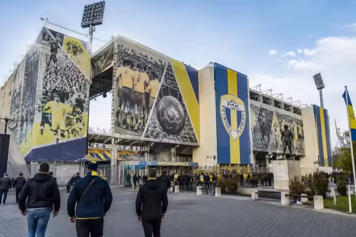 Patru fațade din jurul stadionului „Ilie Oană”, dedicate istoriei Petrolului