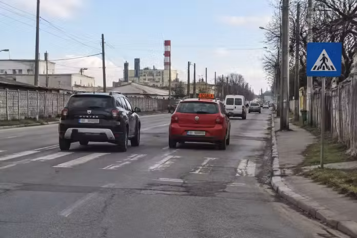 SUV filmat când depășește o mașină de școală pe trecerea de pietoni, în Ploiești